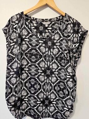 💛2/$20 Black & White Patterned V-Neck Short Sleeve Tee